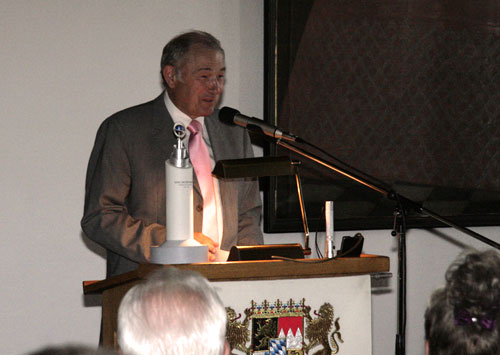 Dr. Günther Beckstein begrüßt zum Festakt
