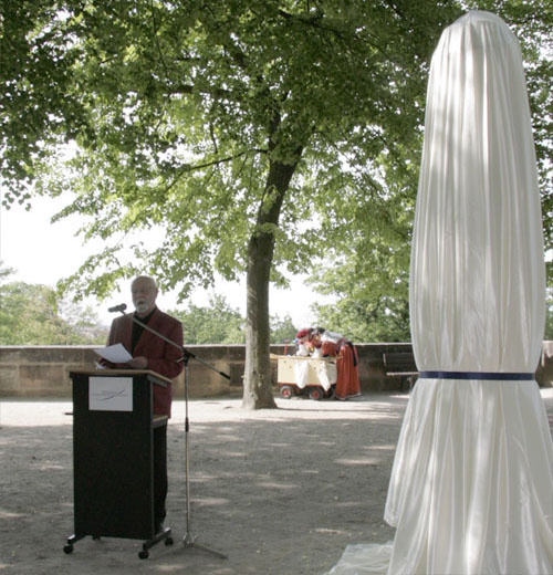 Hommage an Eimmart - Erich Ude trägt neben der verhüllten Gedenksäule Godehards Schramm Ode an Eimmart vor. 