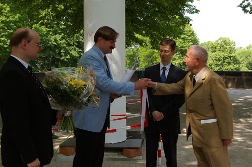 Dr.-Ing. Hofmann übergibt die Schlüssel der Schutzumhüllung der Gedenksäule für Eimmart an den Präsidenten der Nürnberger Astronomischen Gesellschaft Dr. Hölzl