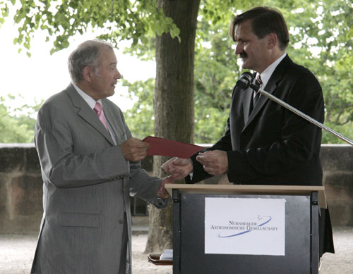Dr. Hölzl übergibt die Schenkunsurkunde für die Gedenksäule an Dr. Günther Beckstein