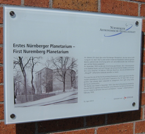 Die Gedenktafel für das erste Nürnberger Planetarium