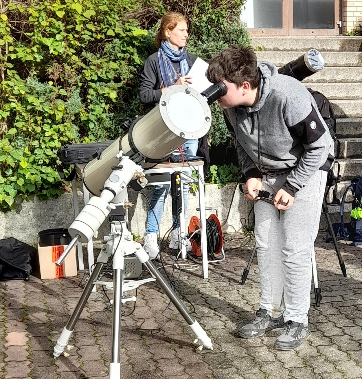 Sonnenbeobachtung am Paul-Pfinzing-Gymnasium durch das Newton-Teleskop