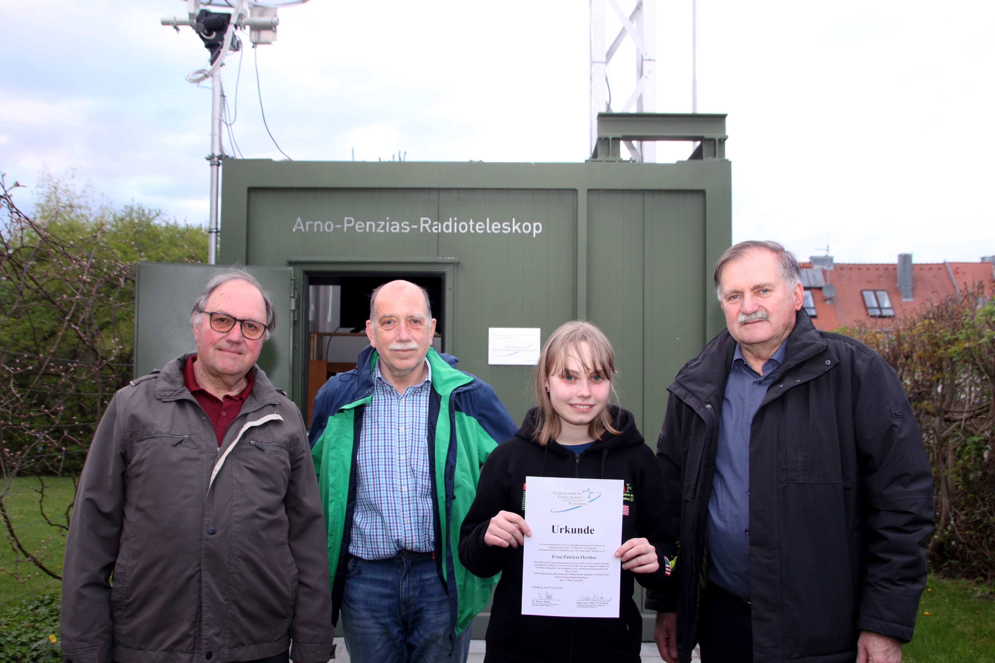 Gruppenbild mit der Jugend Forscht Preisträgerin